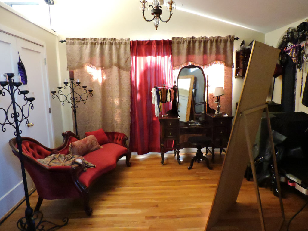 KinkBnB: Victorian room at InnThrall